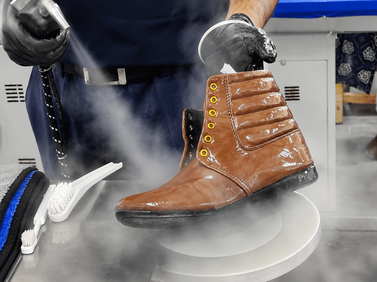 DomTom shoe cleaning with professional steam treatment